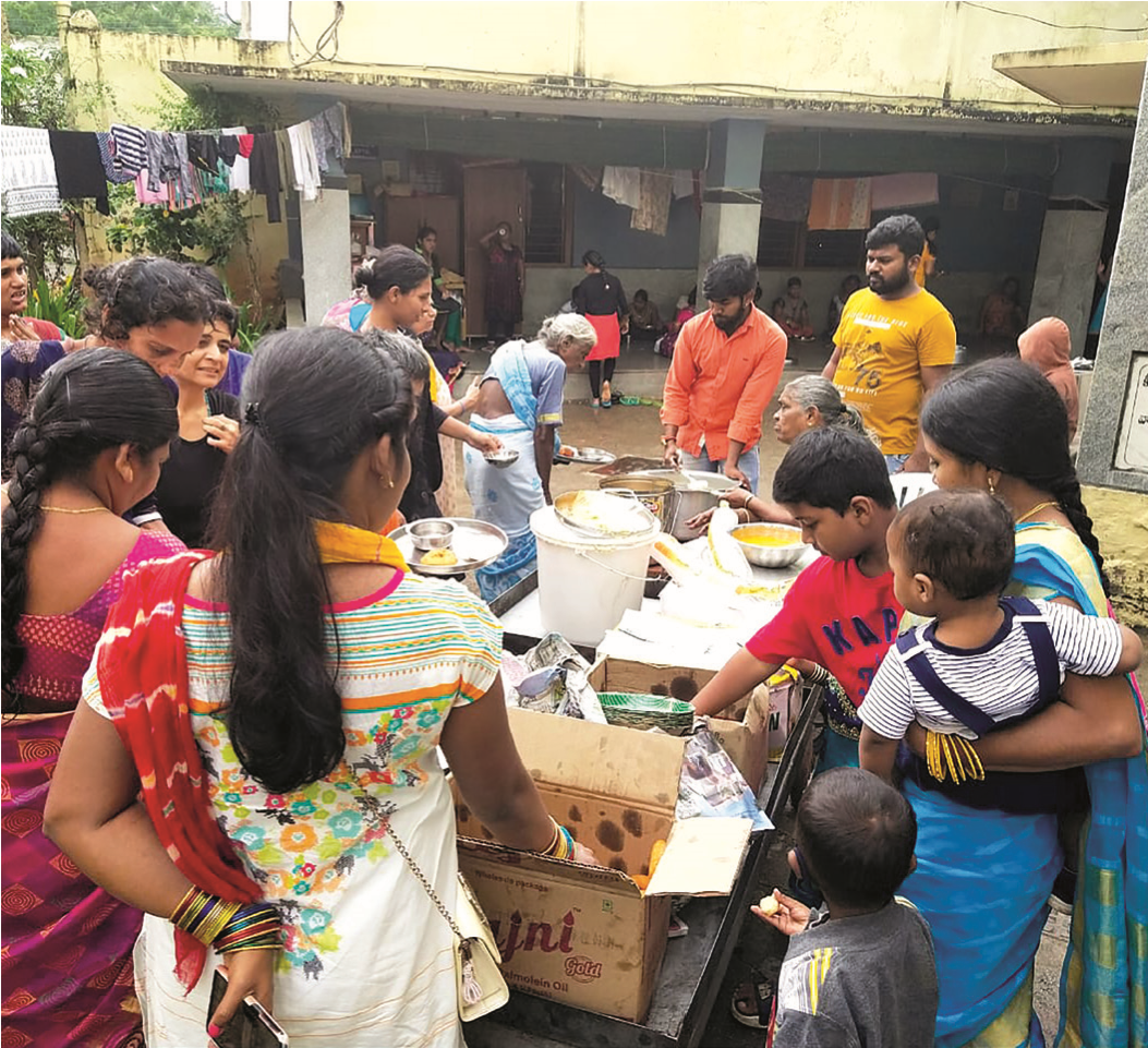 Phụ nữ và trẻ em nhận thực phẩm tại trung tâm